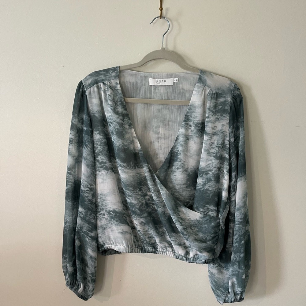 ASTR Women's Gray Wrap Top